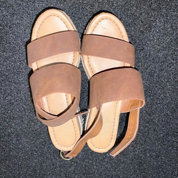 American Eagle Outfitters - Picture 2 of 2